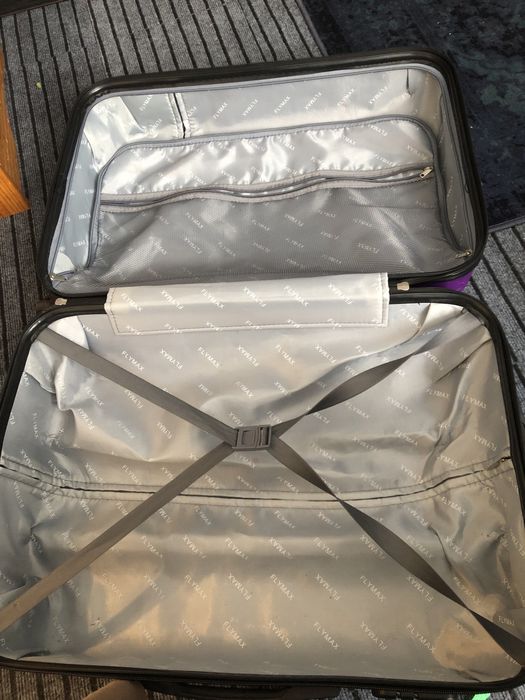 Валіза пластикова міцна!