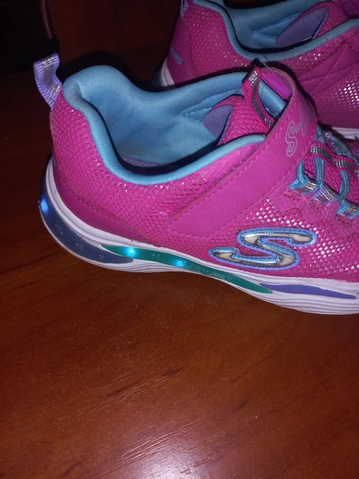 Дитячі кросівки на дівчинку зі світлодіодами Skechers