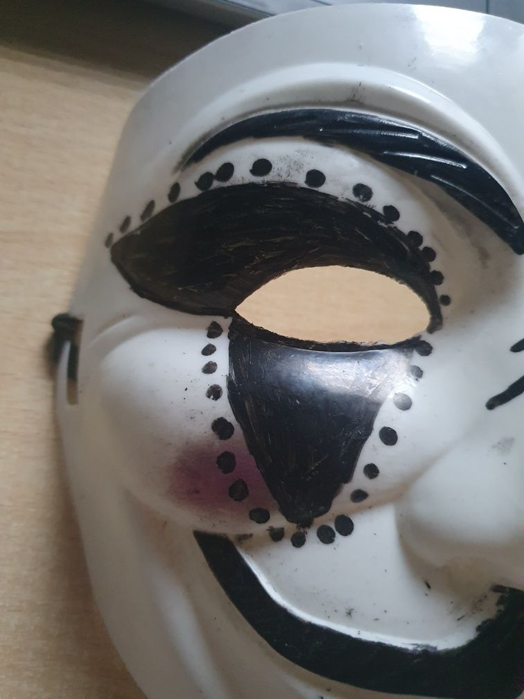 Maska na gumce na bal przebierańców biała