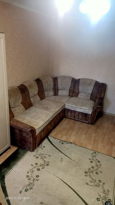 Кутовий диван б/у в гарному стані