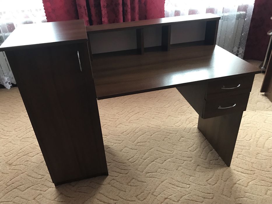 Стіл письмовий, в хорошому стані.