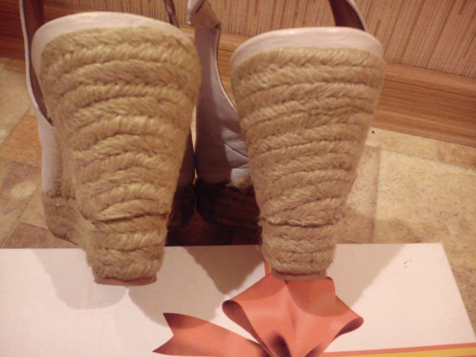 Босоножки белые летние кожа Clarks.