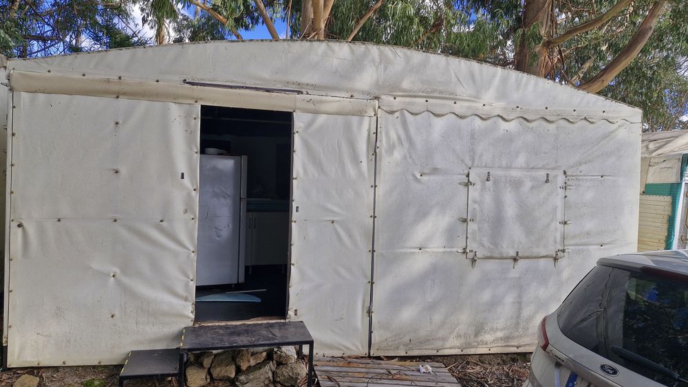 Tenda em estrutura em tubo desmontável.
