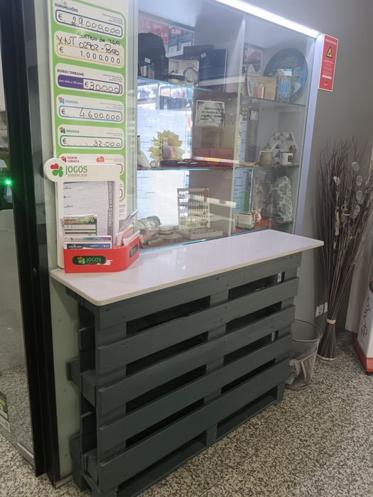 Vende se mobiliário de papelaria /tabacaria