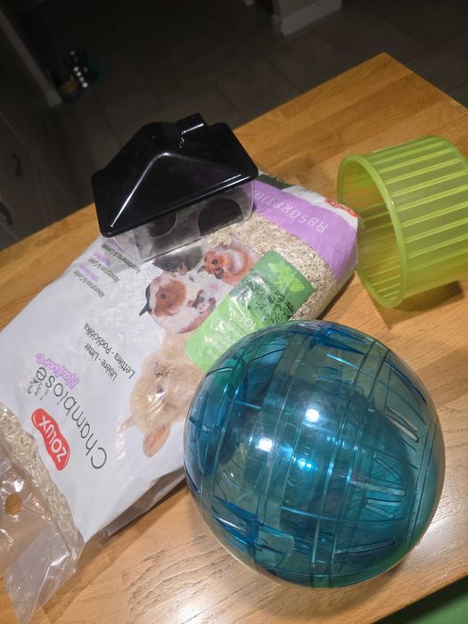 Domek,  kula, karuzela i miseczka dla chomika