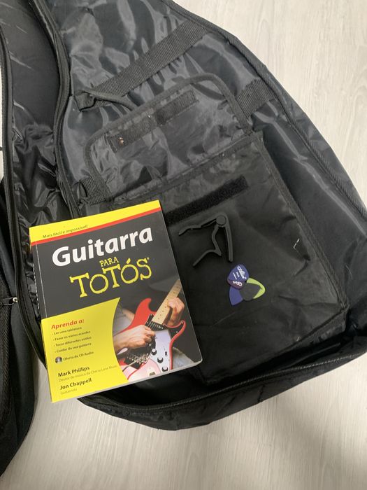 Conjunto de guitarras mais material