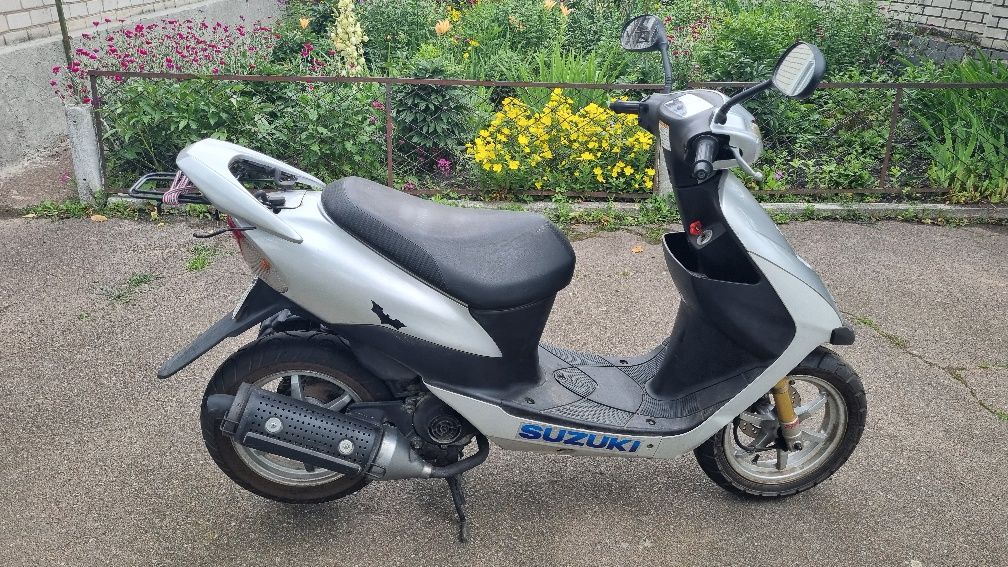Скутер Suzuki ZZ на номерах