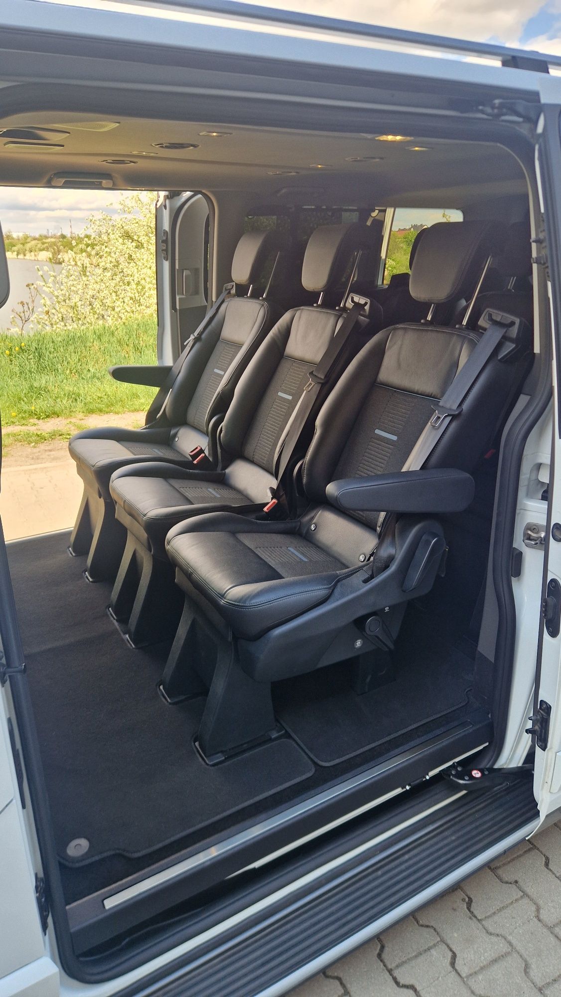 Wynajem busa  Ford Tourneo Custom Long 8os. Autom./Przewóz osób/Wesel