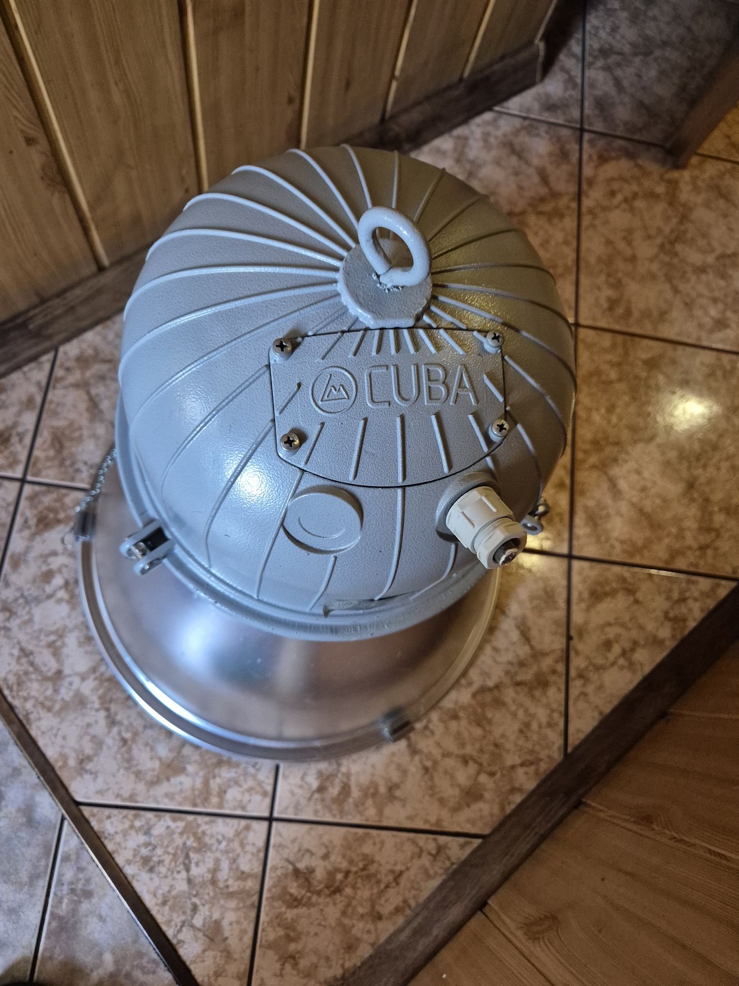 Lampa przemysłowa z żarówką, 100% sprawna, duża