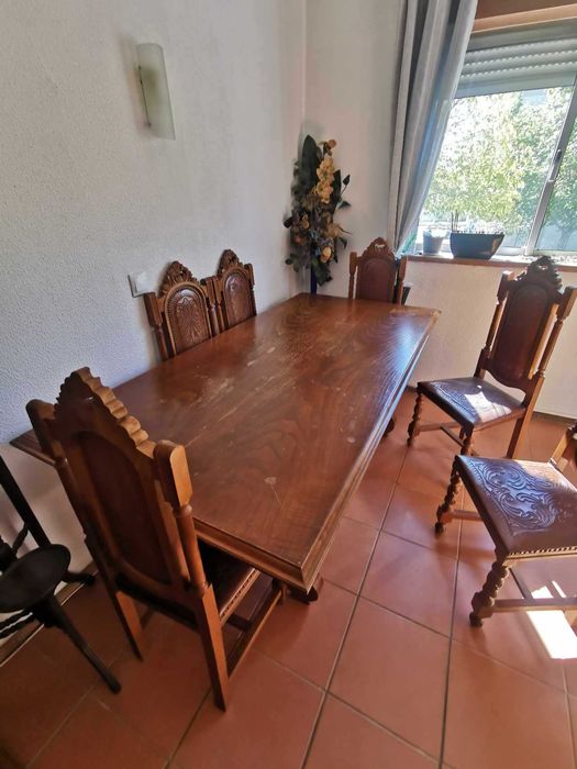 Móvel e mesa com cadeiras