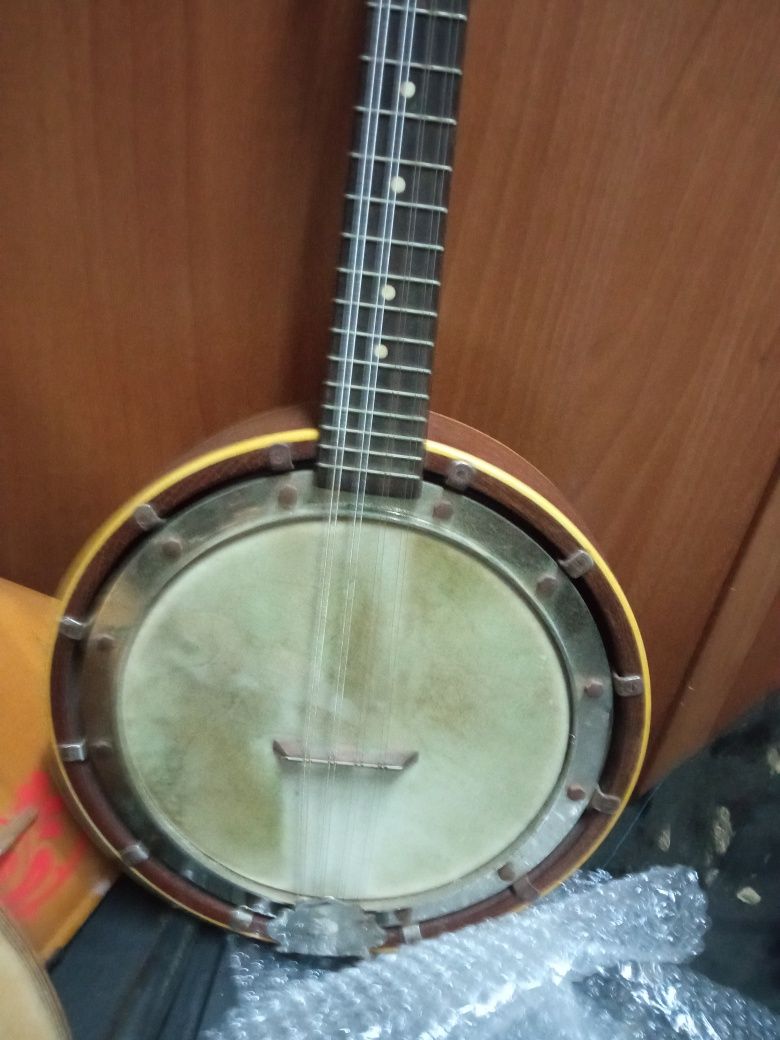 três belíssimas peças de arte. Bandolim,banjo balalaica.