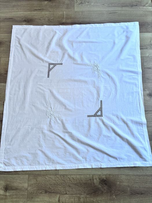 Biały obrus 137 x 117 z haftem