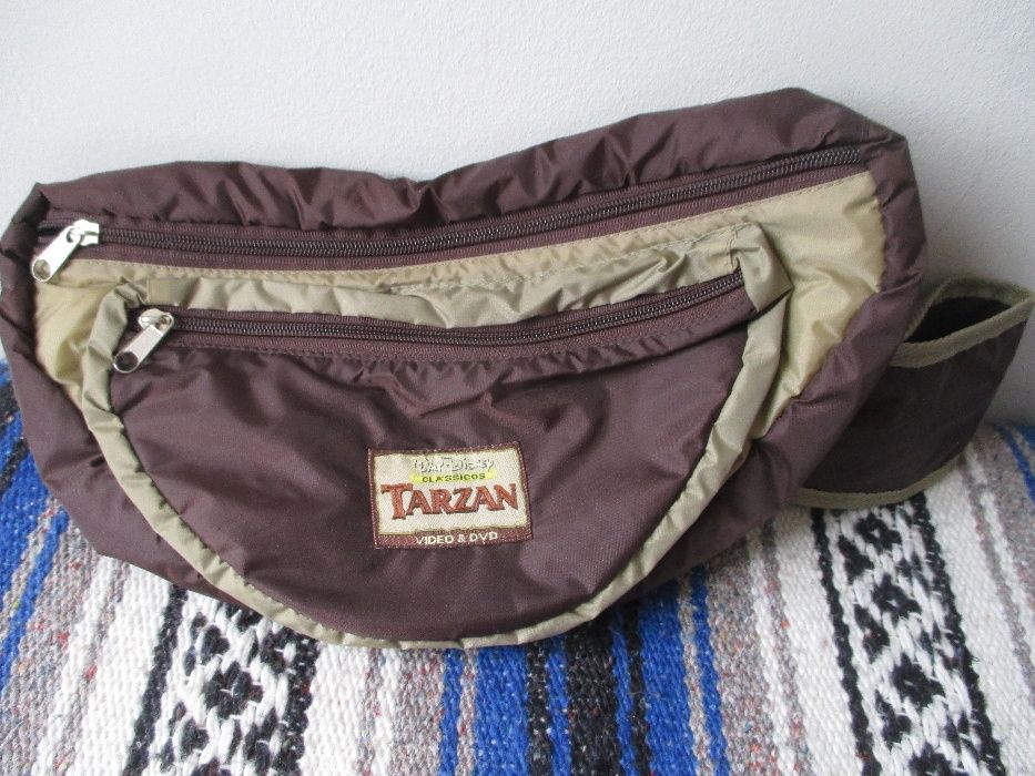 Bolsa p/ cintura a estrear TARZAN , bastante espaçosa, c/ 2 divisórias