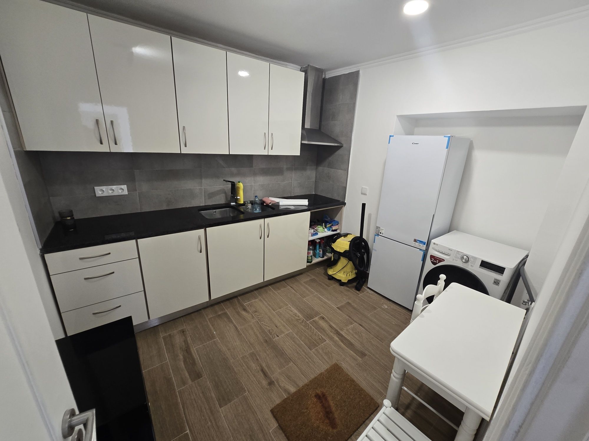 Alugo quarto em casa partilhada apenas para senhoras.