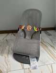 Leżaczek BabyBjorn bliss + zabawka
