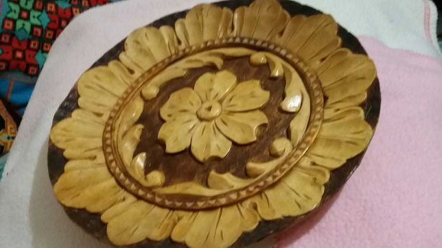 декоративна деревяня тарілка.
