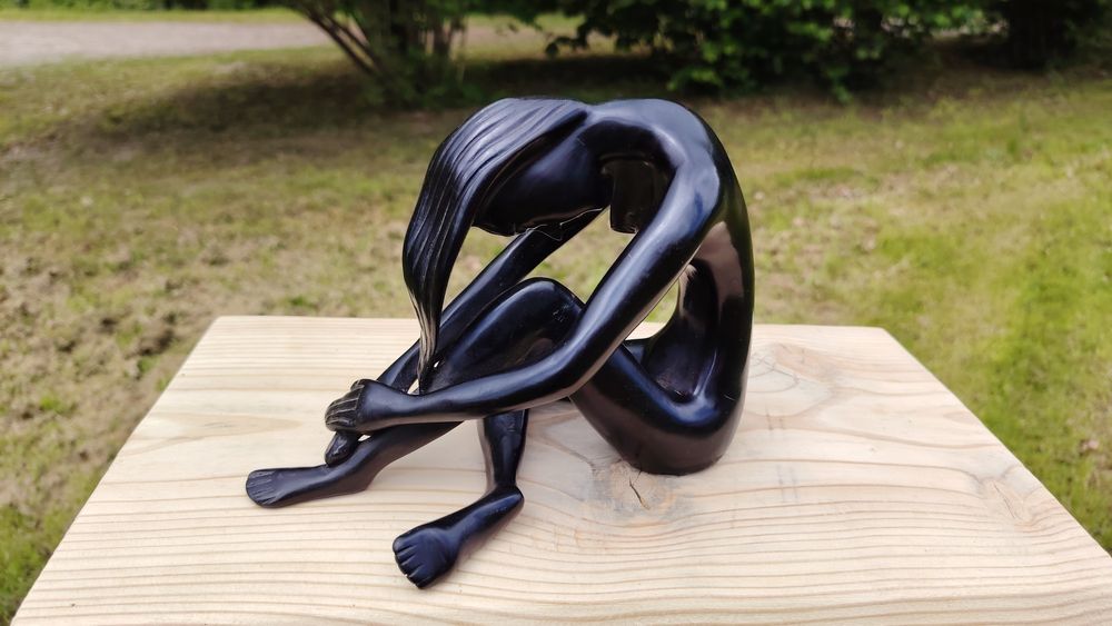 Siedząca kobieta - efekt brązu