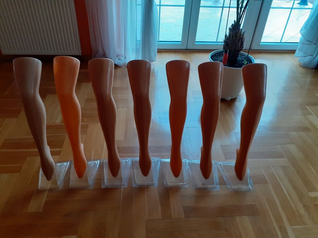 Nogi plastikowe do ekspozycji rajstop pończoch z podstawkami.