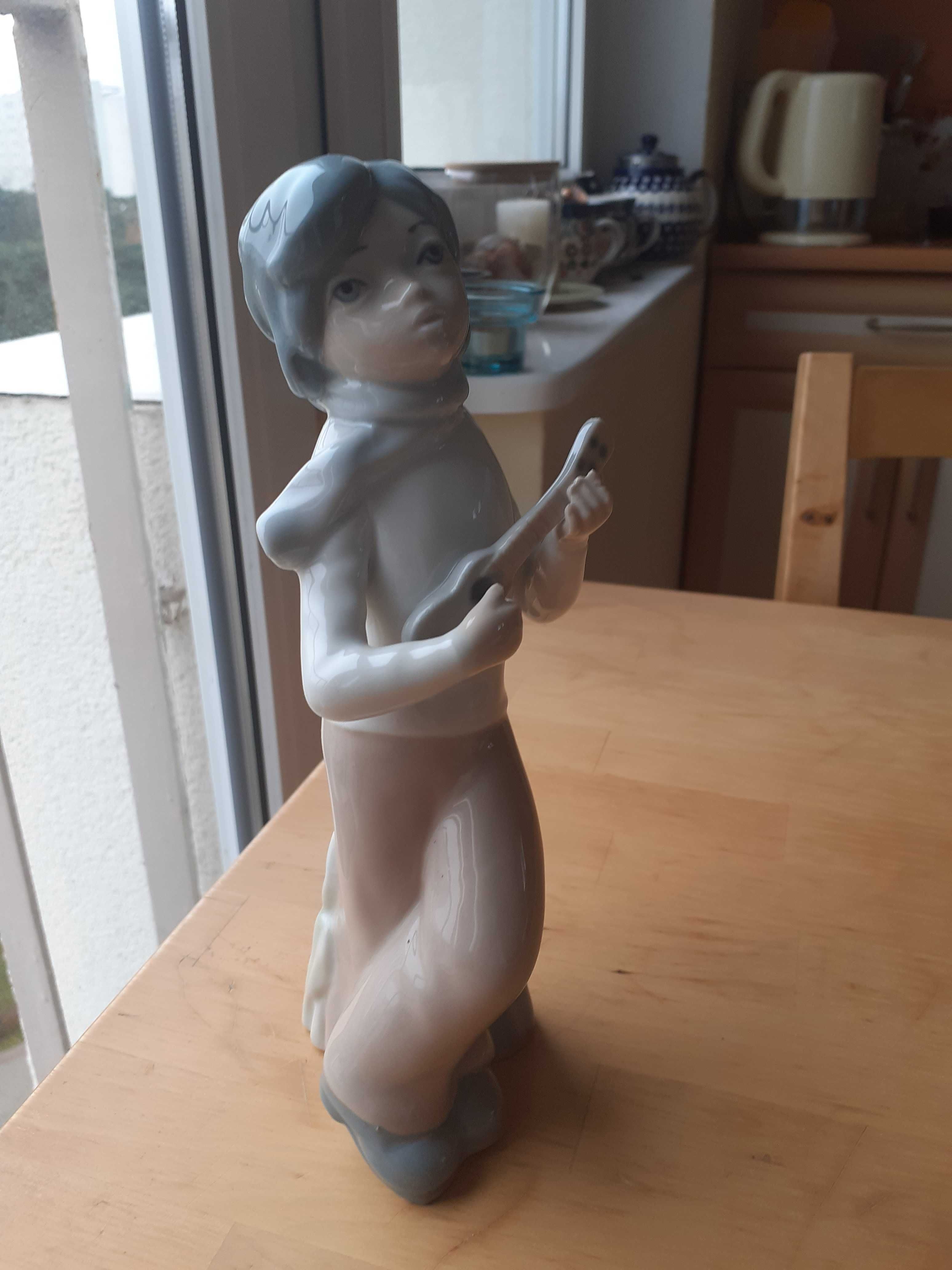 Figurka porcelanowa, grajek, chłopiec z ukulele, Casades