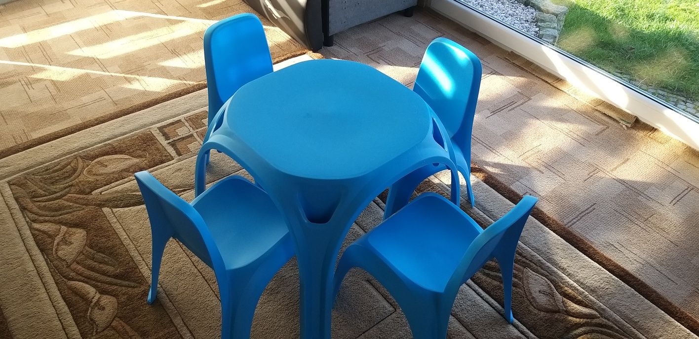 Stolik z krzesłami dla dzieci