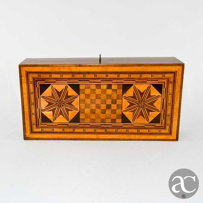 Caixa de jogo em madeira com embutidos