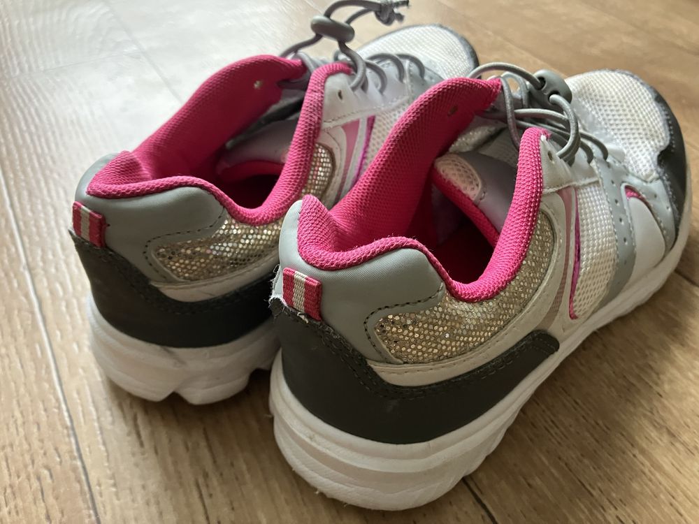 34_buty sportowe_lekkie_biała podeszwa_szkoła