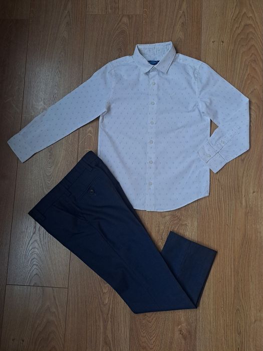 Белья рубашка с длинным рукавом и синие брюки штаны/костюм