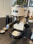 Ekspres do kawy DeLonghi EC 685.W Dedica 1350W+ mlynek + dzbanek