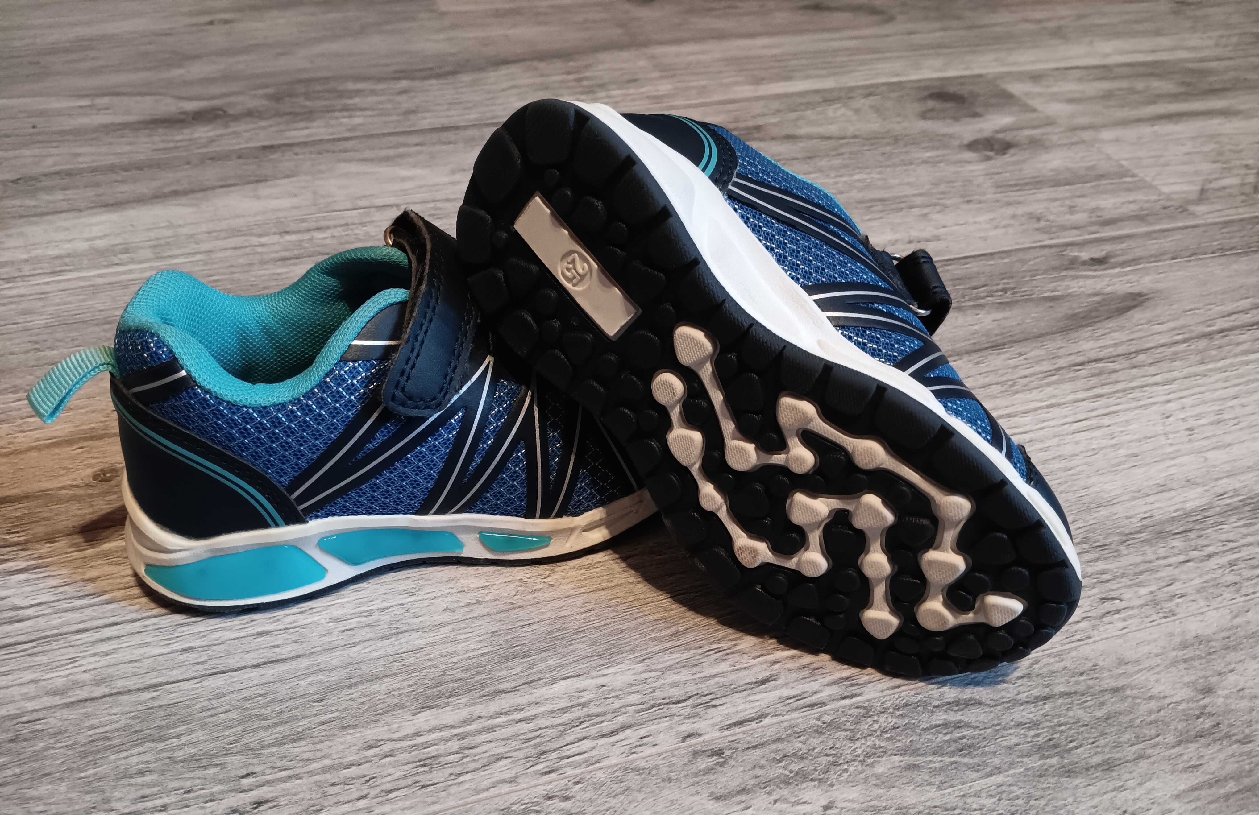 Adidasy buty na rzepy ze świecącą podeszwą jak nowe