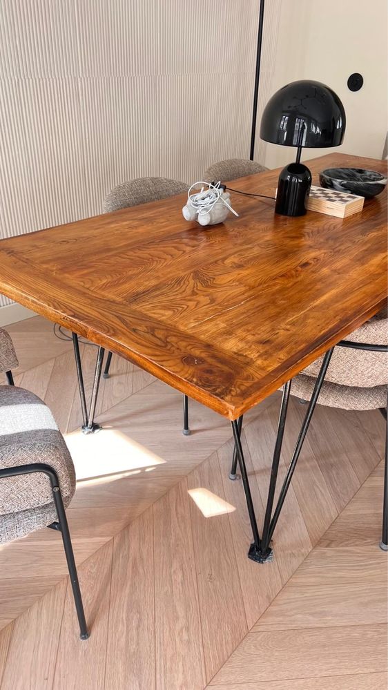Mesa Madeira Olmo maciça 220x100cm -  pernas em metal preto.