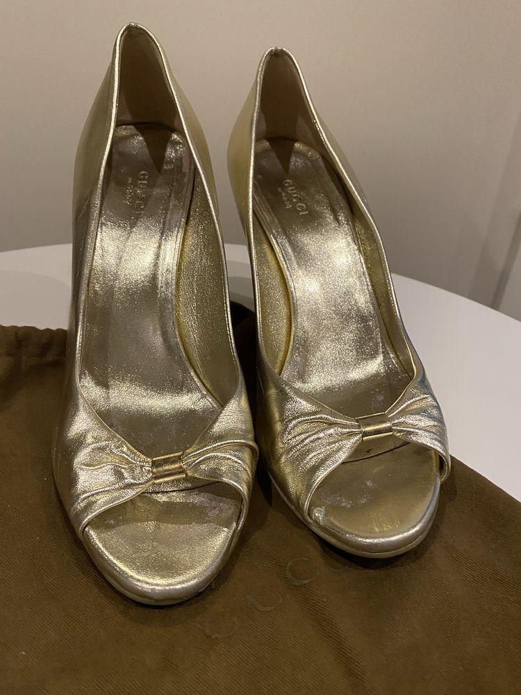 Sapato dourado Gucci