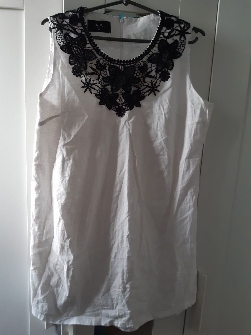 Biała sukienka tunika z czarnym wzorzystym dekoltem