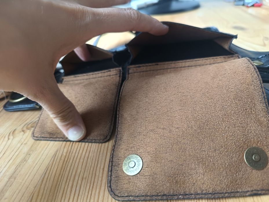 Saszetka na biodro, elegancka nerka czarna