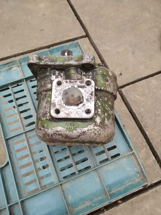 Насос лівого оберту до ЮМЗ