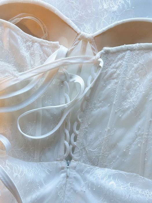 Nowiutka, wyjątkowa suknia ślubna z ekskluzywnej francuskiej koronki