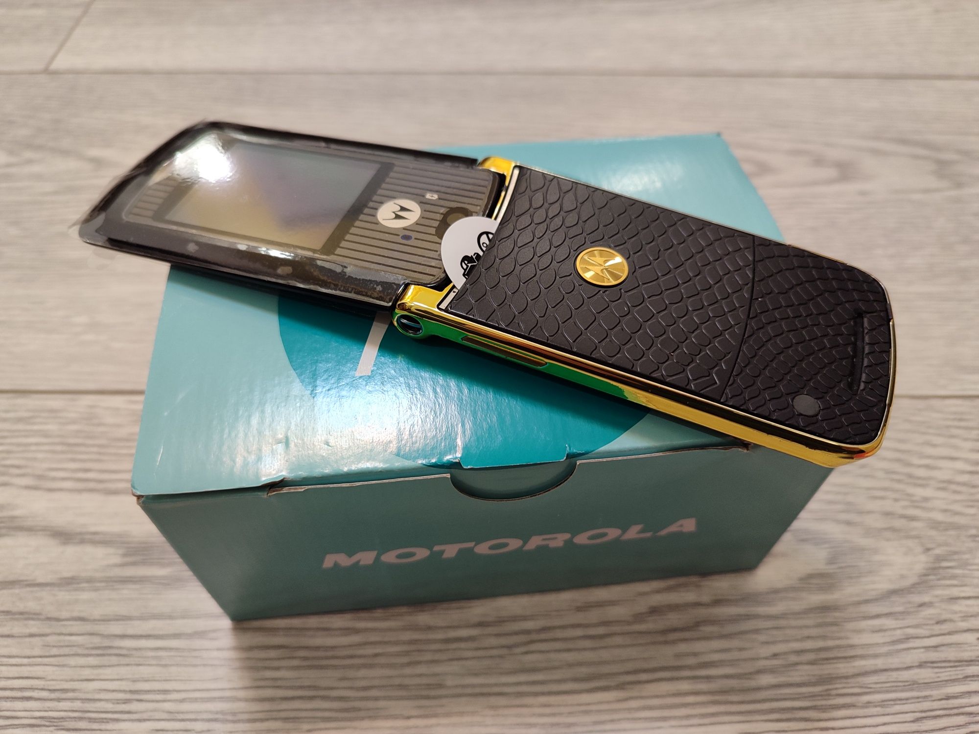 Мобильный телефон Motorola V8 Black/Gold 2gb