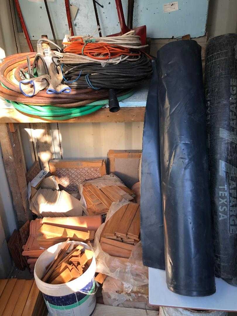 Recheio de contentor com ferramentas em bom estado e outros materiais.