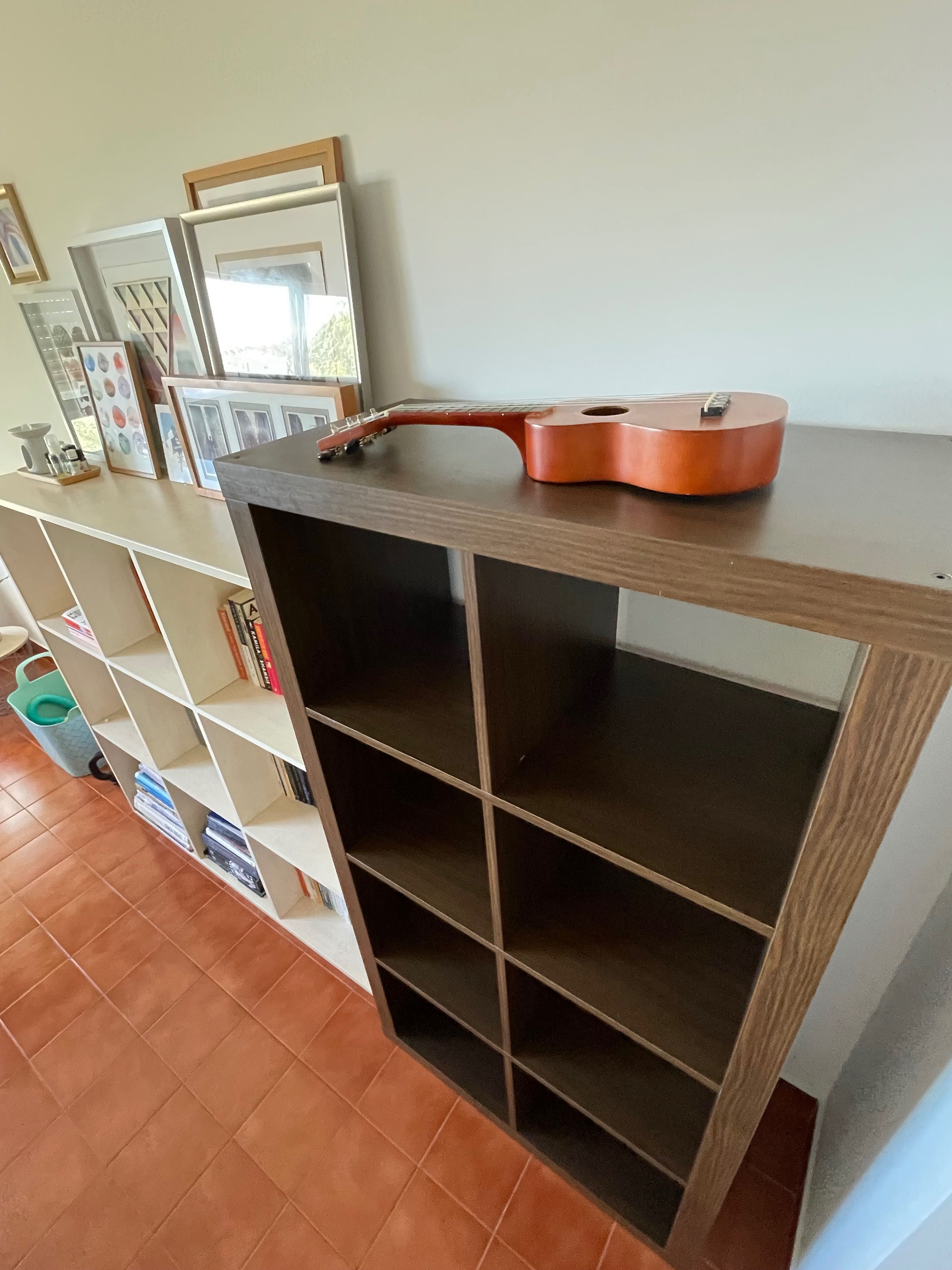 Estante de quadrados IKEA (cor madeira escura)
