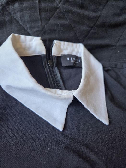 Czarna elegancka sukienka z białym kołnierzykiem