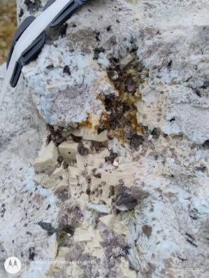Bryły granitowe z minerałami