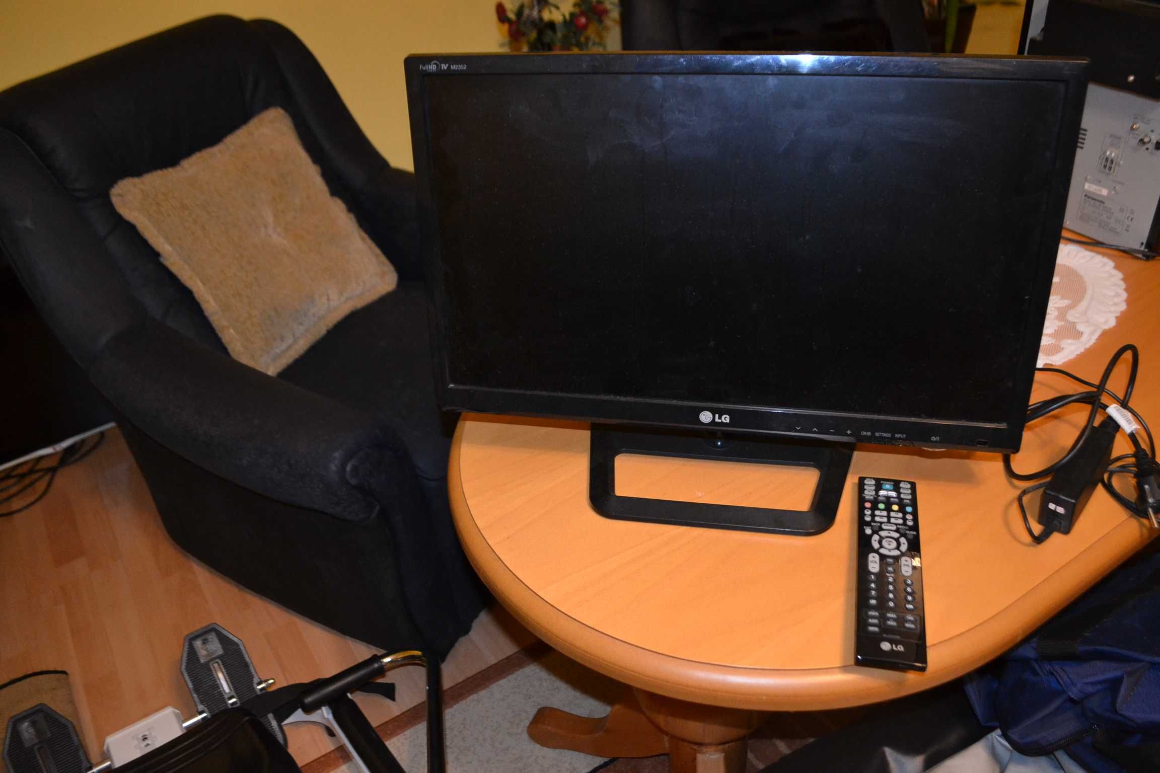 monitor -telewizor lg m2352d-pz z pilotem sprawny stan bdobry