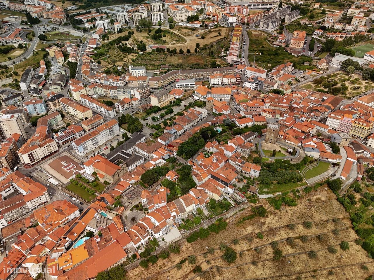Moradia T3 | 4 Pisos | Logradouro | Castelo | Lamego