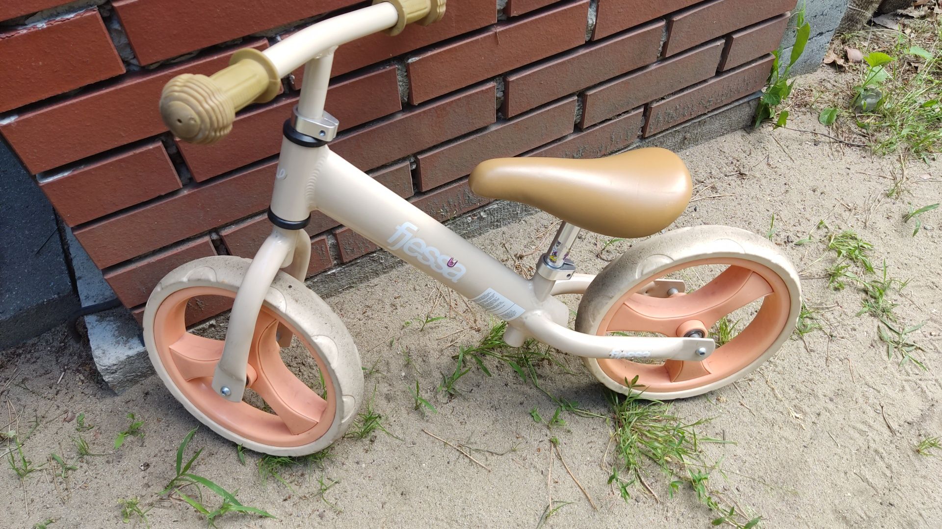 rowerek biegowy bieguś fjessa z empik + kask