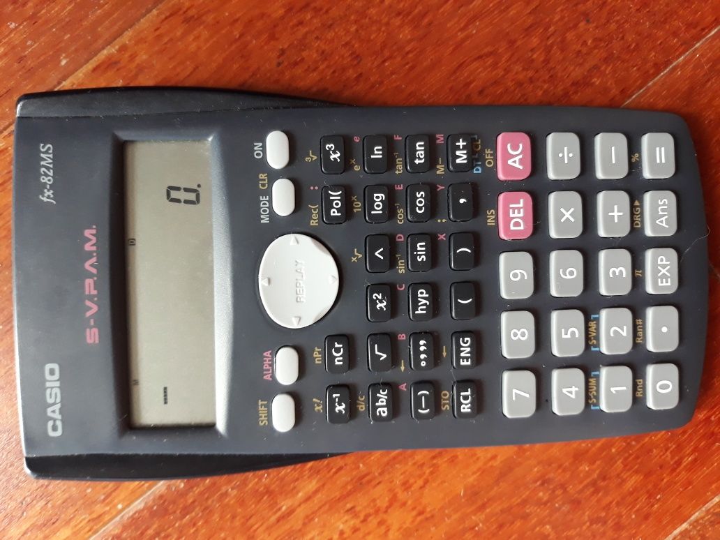 Calculadora científica Casio fx-82MS como nova