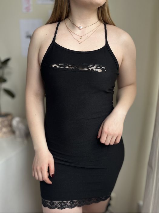 Elastyczna prążkowana mini sukienka z koronką