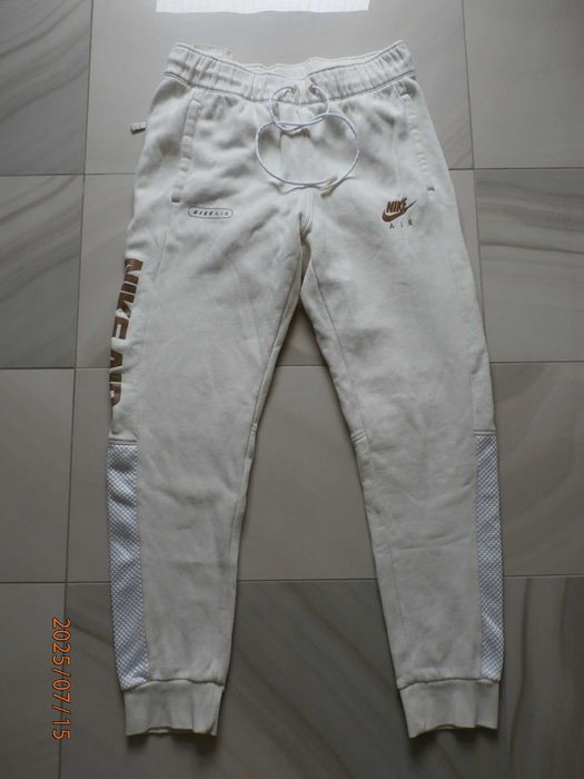 Dresy męskie marki Nike, rozmiar M, kolor jasny żółty.