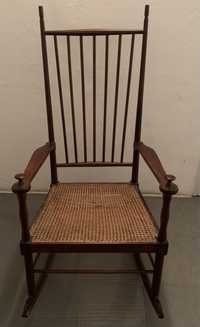 Cadeira de baloiço de madeira