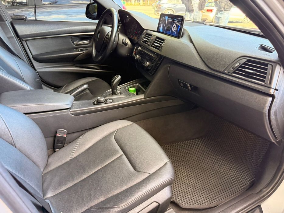 Жива BMW 320i у стильному M-пакеті. Їде, як куля, виглядає — як мрія.