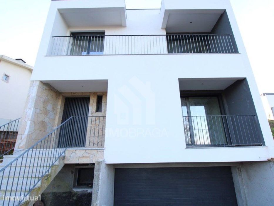 Moradia em Banda - Parada de Tibães