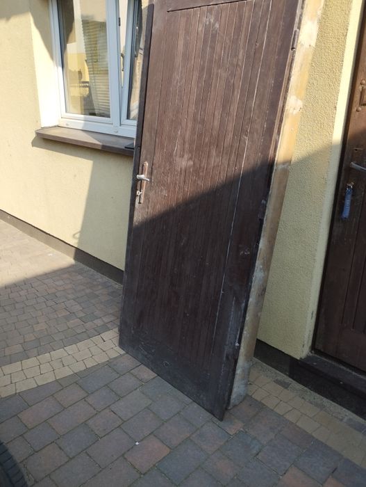 Drzwi drewniane, solidne, zewnętrzne, futryna, klucz